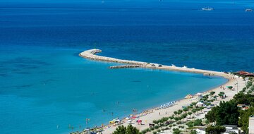 hotel Brzet - pláž Omiš - autobusový zájazd CK Turancar - Chorvátsko - Omiš
