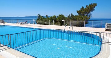 hotel Aurora - vonkajší bazén - autobusový zájazd CK Turancar - Chorvátsko, Podgora
