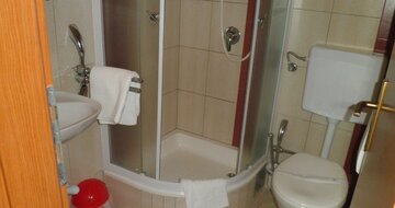 hotel Palma - kúpelňa - autobusový zájazd CK Turancar - Chorvátsko - Makarska