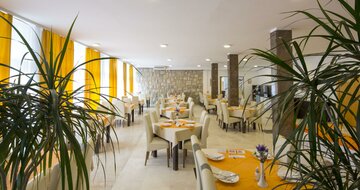 hotel Palma - reštaurácia - autobusový zájazd CK Turancar - Chorvátsko - Makarska