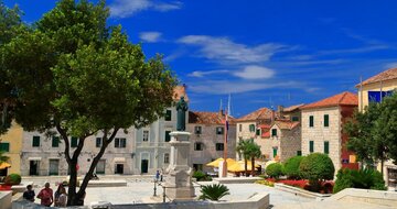 Vila Dalmacija - Makarska - slnečné námestie - Chorvátsko - Makarska