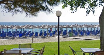 Hotel Sun Beach-Platamonas-Olympská riviéra-pláž a beach bar-letecký zájazd CK Turancar-pláž