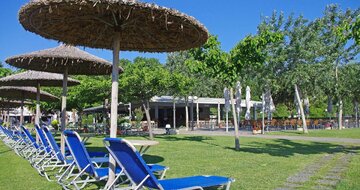 Hotel Sun Beach-Platamonas-Olympská riviéra-záhrada a beach bar-letecký zájazd CK Turancar-pláž