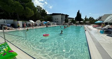 Holiday Resort Ad Turres - bazén - autobusový zájazd CK Turancar - Chorvátsko, Kvarner, Crikvenica